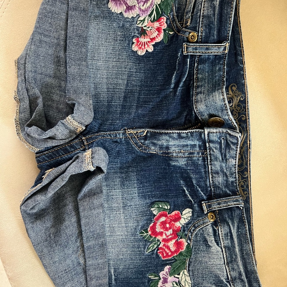 Express Jean shorts with cute flower details. Size 6
